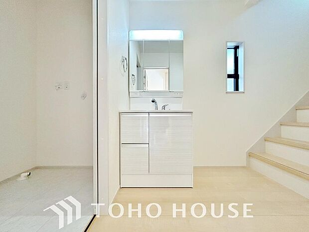 お家の中でも特にプライベートスペースとなる洗面所は、洗濯場所と浴室を同じ空間でまとめております。