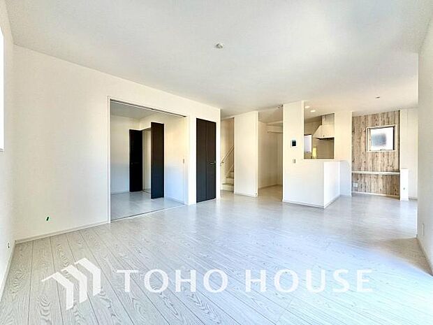 作り手の「気持ちの良いリビングでお過ごししていただきたい」という思いを感じさせます。