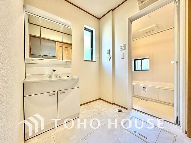 お家の中でも特にプライベートスペースとなる洗面所は、洗濯場所と浴室を同じ空間でまとめております。