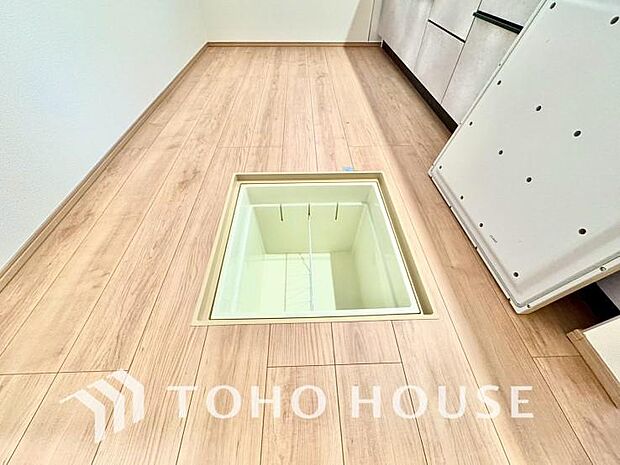 キッチン下部に設けた床下収納は、缶詰のストックや非常食、梅酒や味噌などの保存食入れとしての他、卓上プレートや季節家電などの物を仕舞うことが出来る便利な収納。