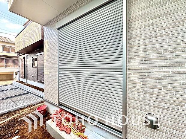 戸建にも防犯機能のシャッターを完備しております。寒い冬でも中から開閉が可能ですのでラクラクな所も便利です。