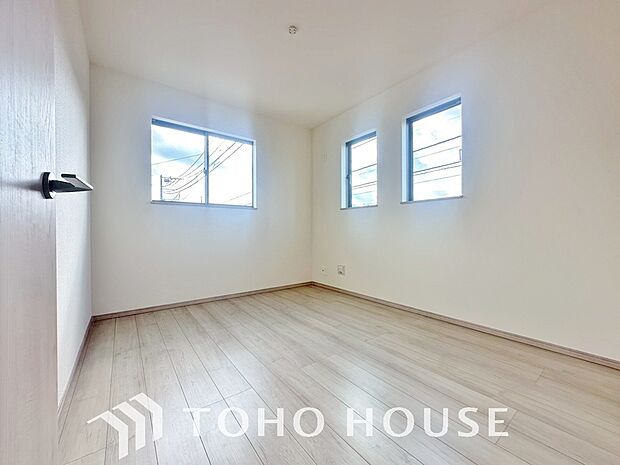 2面採光の居室。明るさの確保と、風の通り道ができることで換気のしやすいお家になっています。