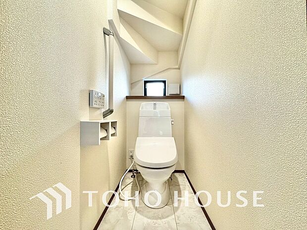 十分な広さと清潔感のあるカラーで纏まったおトイレ。時間に余裕とゆとりを持たせます。