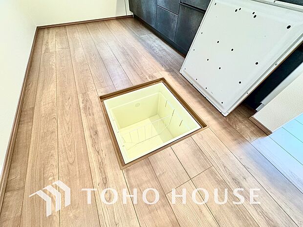 キッチン下部に設けた床下収納。缶詰のストックや非常食、梅酒や味噌などの保存食入れとして利用可です。