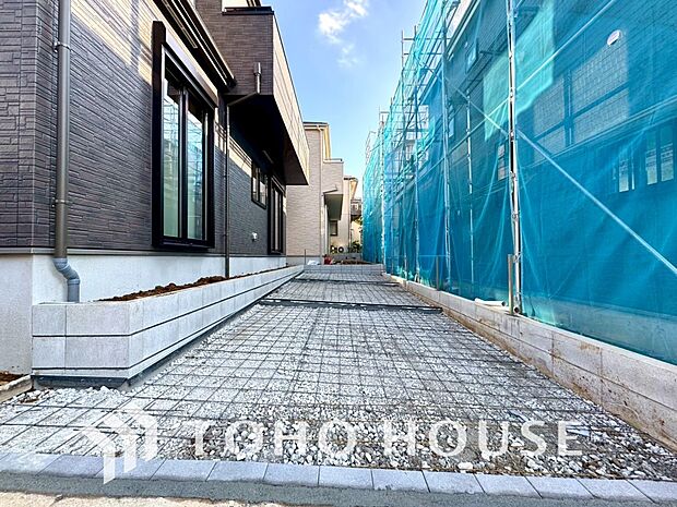 ゆったりとした駐車スペースを確保いたしましたので、大きめのお車でも駐車可能です。