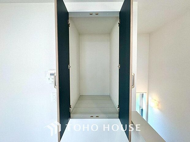 広々とした玄関スペースは何かと重宝します。ベビーカーも楽々置けるゆったりスペースが魅力です。