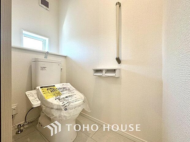 十分な広さと清潔感のあるカラーで纏まったおトイレ。時間に余裕とゆとりを持たせます。