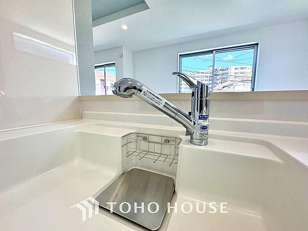 引き出し式のシャワー水栓は、シンクの隅々まで洗い流すことができ、お掃除も簡単です。節水機能も備わっており、日々の家事をサポートし、快適なキッチンライフを実現します。