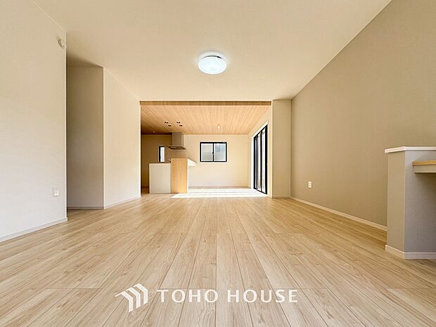 光が注がれる青い空から鮮やかに赤色にゆっくりと染まる。そんな優しい時間がここでは流れてゆく。