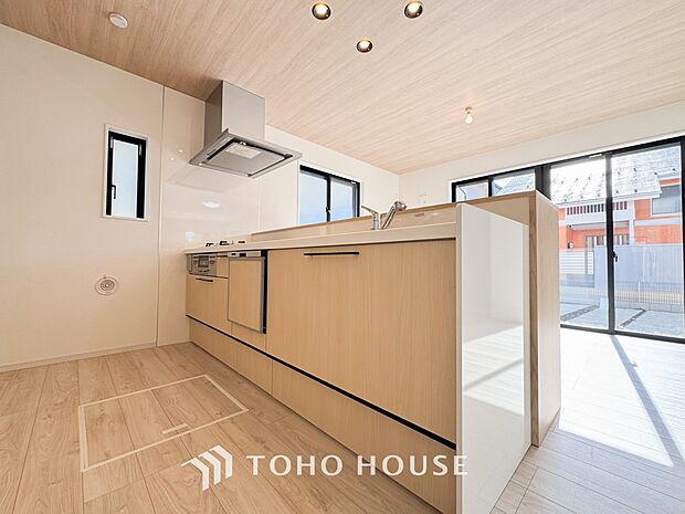 夫婦そろってキッチンに立っても調理がしやすく余裕の広さ。家事をしながら会話も弾みます。