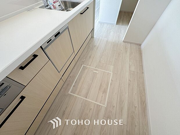 キッチン下部に設けた床下収納。缶詰のストックや非常食、梅酒や味噌などの保存食入れとして利用可です。