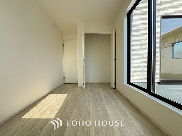 清潔感あるホワイトの壁紙。毎日の生活を少しでも快適に過ごして頂ける様、飽きのこない雰囲気が大切です。