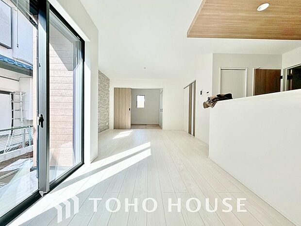 朝は爽やかな日差しを浴びながら、家族みんなでおいしい朝食。昼下がりにはのんびりと過ごすひと時。