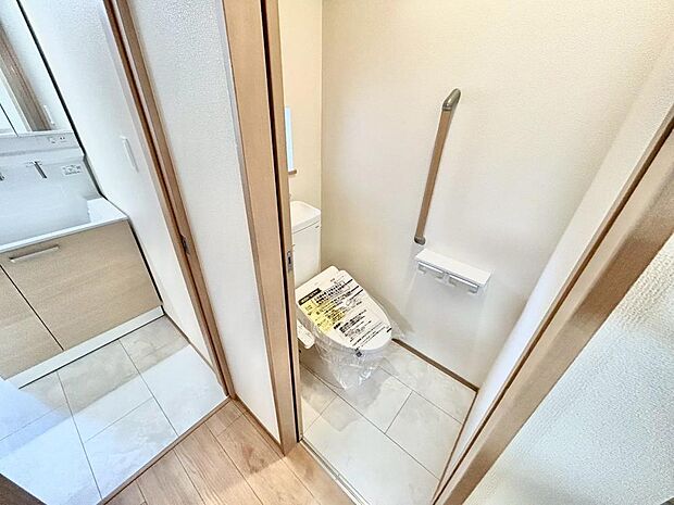 十分な広さと清潔感のあるカラーで纏まったおトイレ。時間に余裕とゆとりを持たせます。