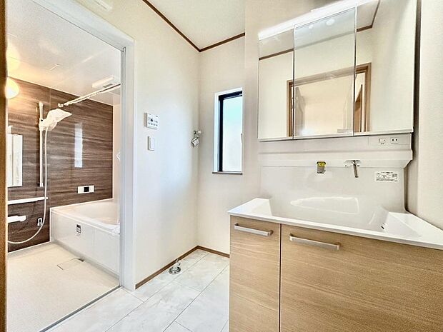 手で洗いたい大切な服など、広く使えると助かる洗面台は汚れの付きにくい形状と素材で造られております。