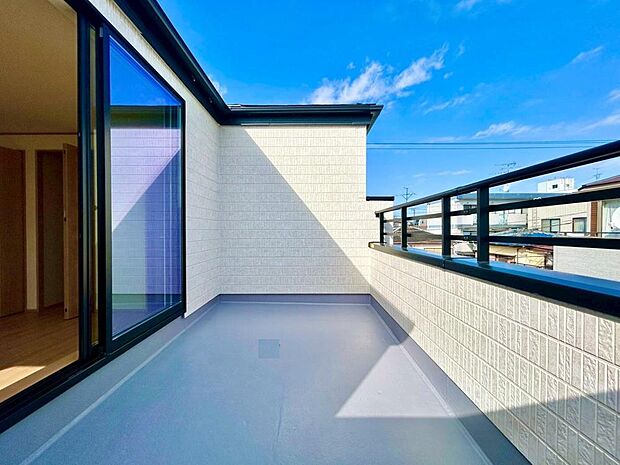 太陽に愛された邸は、陽当り、通風に優れた魅力的で快適さを追求した邸宅です。