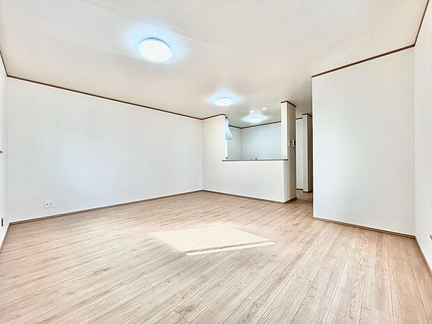 リビングも広く設け、訪れる人々を暖かく迎えてくれます。