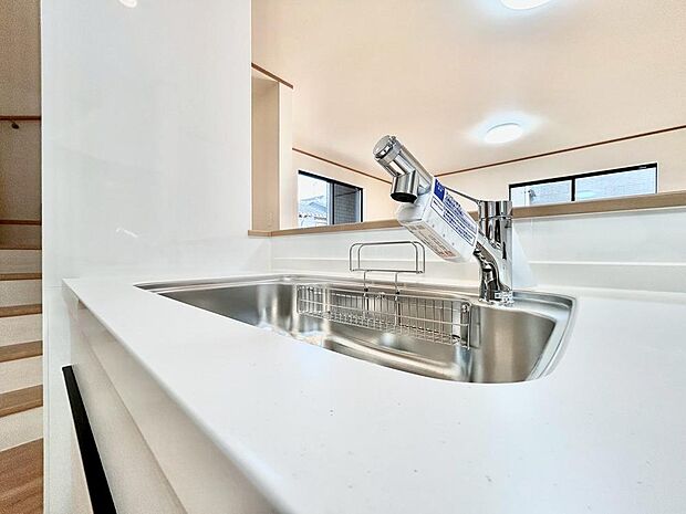 ワンタッチで浄水と原水を切り替えできる浄水器一体型水栓は水道水に含まれる有害物質を除去してくれます。