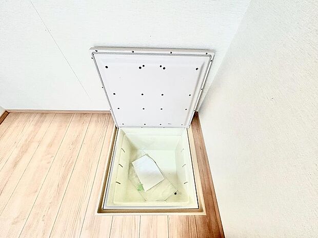 食品ストックや非常食・保存食の保管庫として活用できます。住まいの床下点検口としての役割もあります。