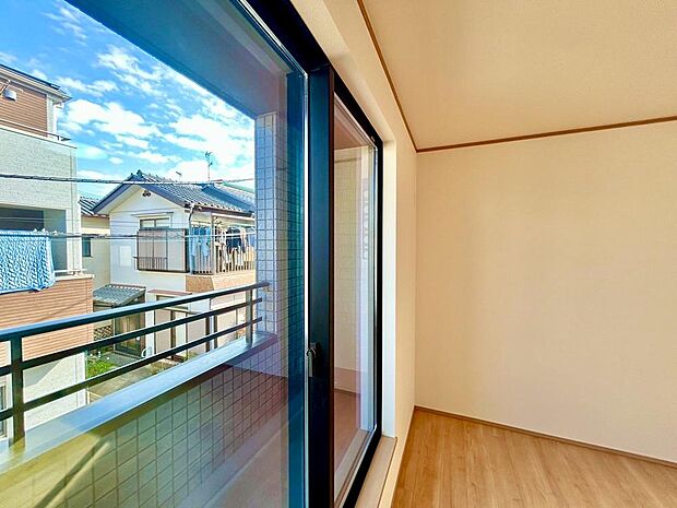 二層のガラスの間に空気層や特殊ガス層を作ることで断熱性能や結露防止効果を高めたサッシを装備してます。