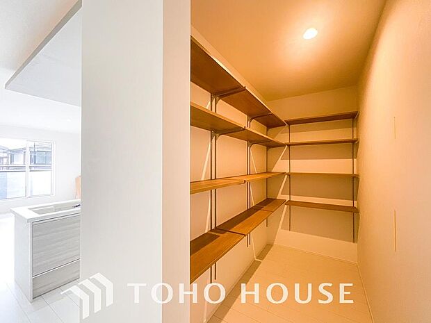 忙しい共働き世帯など、食品の買い置きや日用品のストックに大変便利なパントリー収納が備わってます。