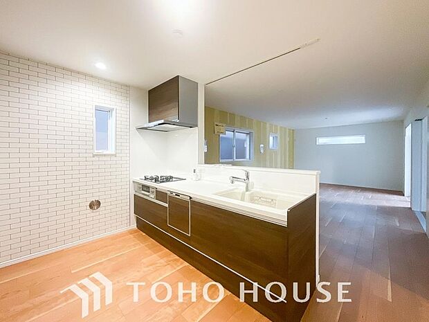 キッチンの収納は、デッドスペースになりやすい箇所を有効活用できる、スライド式収納を採用しました。