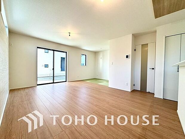 リビングも広く設け、訪れる人々を暖かく迎えてくれます。