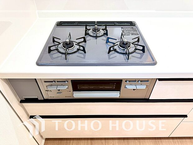 3口コンロは一度に複数のお料理を作ることができるメリットがあります。毎日のキッチンタイムを効率よく。
