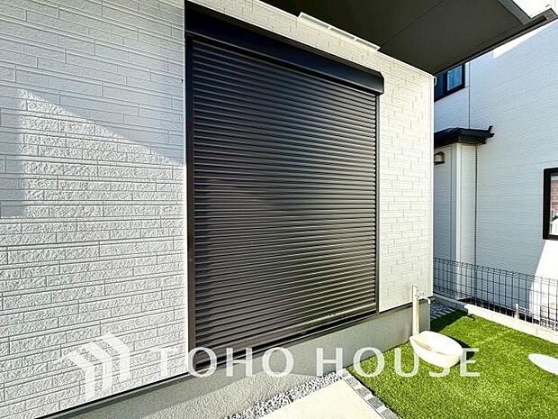 戸建にも防犯機能のシャッターを完備しております。寒い冬でも中から開閉が可能ですのでラクラクな所も便利です。