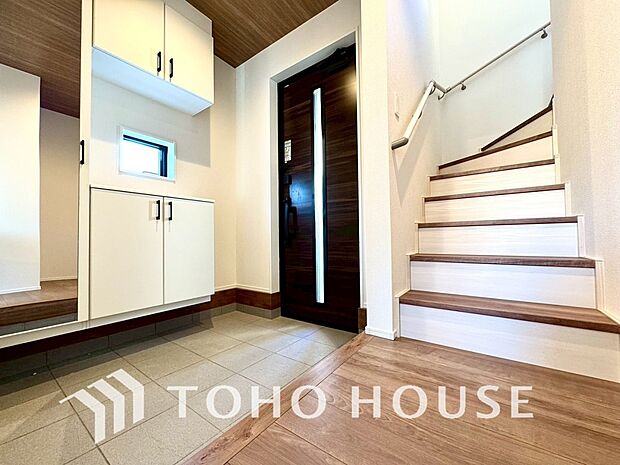 ゲストを招き、家族を迎える玄関は、ディスプレイや照明にこだわってみてはいかがでしょうか。