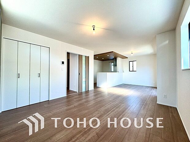 リビングも広く設け、訪れる人々を暖かく迎えてくれます。