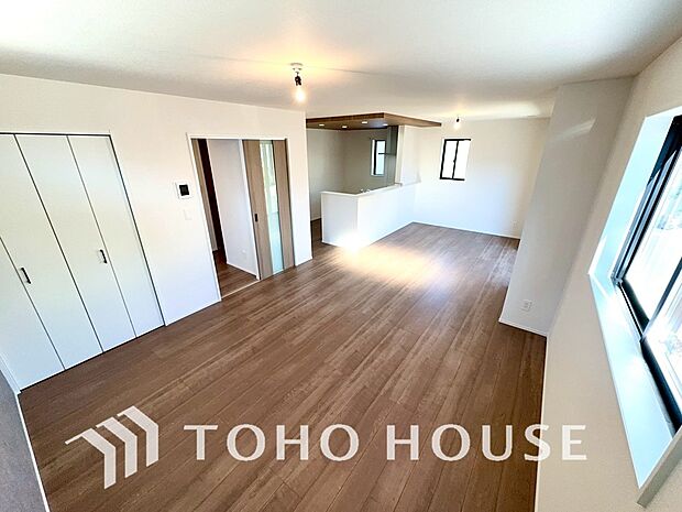 光が注がれる青い空から鮮やかに赤色にゆっくりと染まる。そんな優しい時間がここでは流れてゆく。