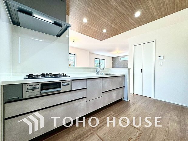 キッチンの収納は、デッドスペースになりやすい箇所を有効活用できる、スライド式収納を採用しました。