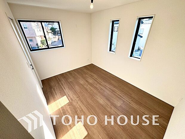 一日の疲れを癒やしてくれる主寝室。時を忘れて過ごす場所として過ごせるお部屋。