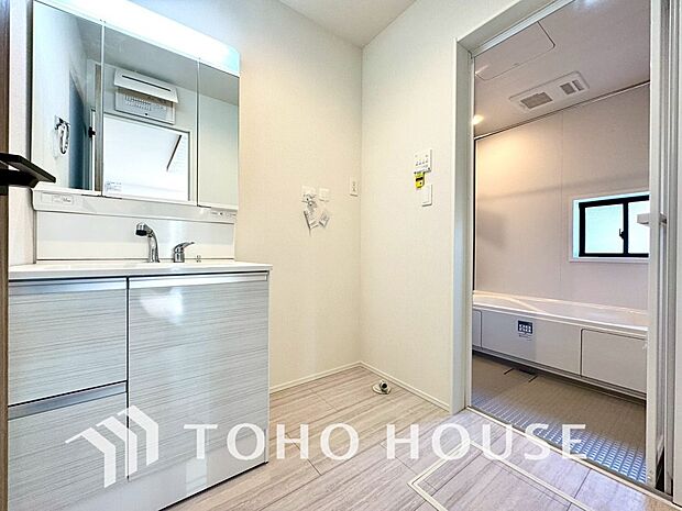 身だしなみのチェックがしやすい大きな鏡、下には収納がたっぷり。スッキリとした空間を演出いたします。