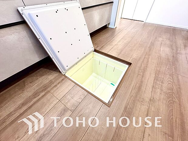 キッチン下部に設けた床下収納。缶詰のストックや非常食、梅酒や味噌などの保存食入れとして利用可です。