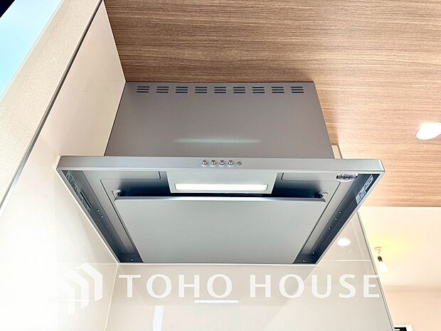 昨今主流のスリムタイプのレンジフード。スタイリッシュな見た目からインテリアとしても人気がある型です。