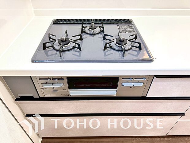 3口コンロは一度に複数のお料理を作ることができるメリットがあります。毎日のキッチンタイムを効率よく。