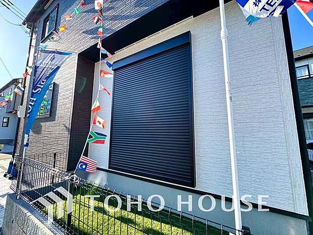 戸建にも防犯機能のシャッターを完備しております。寒い冬でも中から開閉が可能ですのでラクラクな所も便利です。