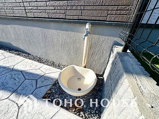洗車の手入れや外回りのお掃除の際など、あると便利な外の立水栓がございます。