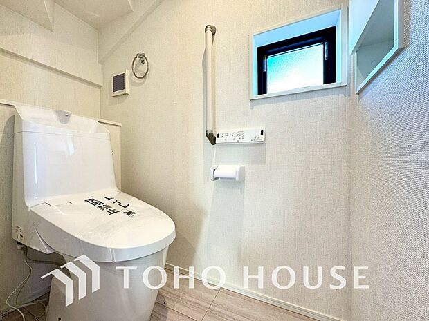 清潔な空間であって頂けますように、目に留まるだけではなく、汚れをふき取り易いフロアと壁紙をチョイス。