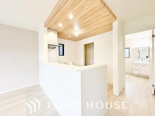 「会話も弾みます」キッチンは収納数もさる事ながら、リビングで寛ぐ家族や小さなお子様を見守りながら料理が出来る「対面式の温もり設計」。キッチンから立ち込める香りが今日の料理を期待させます。