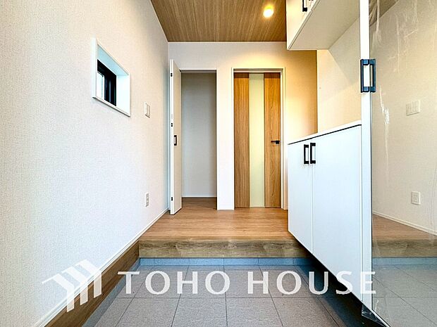 毎日みんなを見送り、そして迎え入れる場所だから。帰りたくなる家をテーマに設計した、自慢の玄関です。