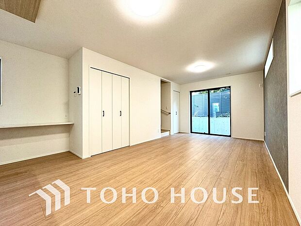 光が注がれる青い空から鮮やかに赤色にゆっくりと染まる。そんな優しい時間がここでは流れてゆく。