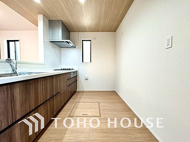 広々キッチンを採用。みんなで作った料理を召し上がりながらの会話は、どのような物になるのでしょうか。