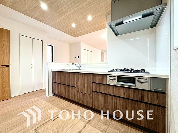 ご家族みんなで調理ができる位のスペースを実現したキッチン空間となっております。