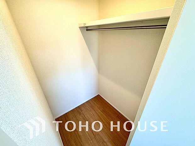 建物内部の収納には拘りました。共有部分に設けた収納。お荷物が多い方にも安心です。