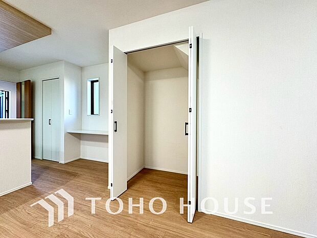 キッチン横にはパントリーを完備。ついつい買いすぎてしまった日用品や食料品のストックなどに。