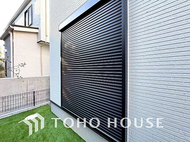 戸建にも防犯機能のシャッターを完備しております。寒い冬でも中から開閉が可能ですのでラクラクな所も便利です。