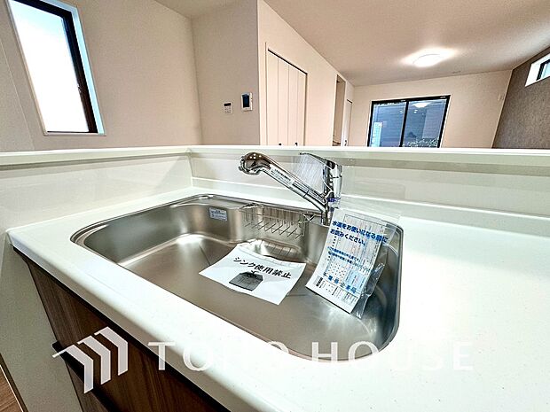 浄水と原水をボタン一つで切り替えられる浄水器一体型水洗。近年主流になりつつある人気の設備です。